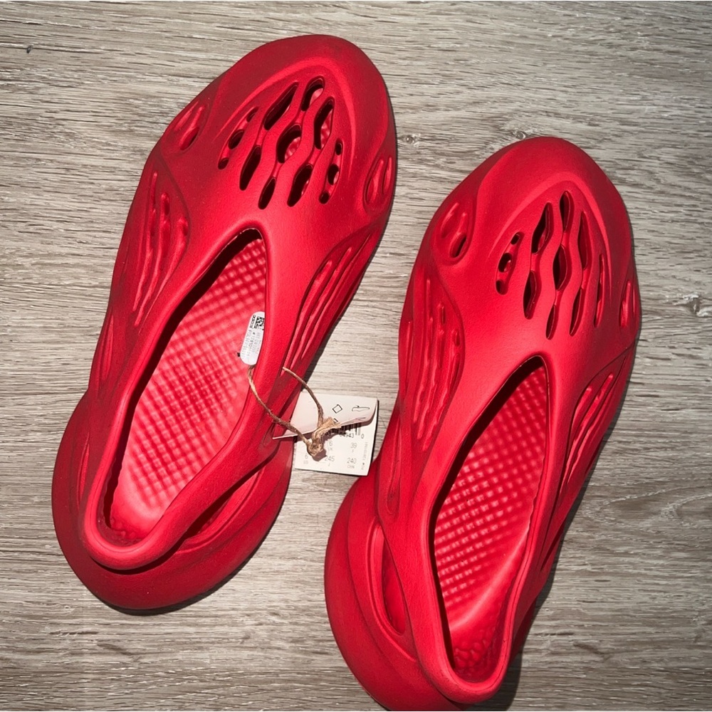 Yeezy foam runner red October size 6 worn once
